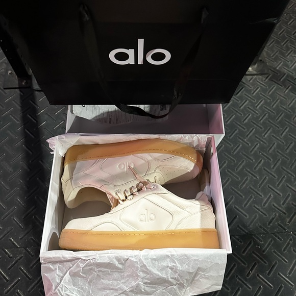 ALO Recovery Mode Limited Edition Clay Unisex Shoes - Picture 10 of 14